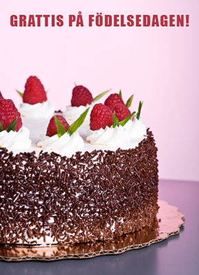 En chokladtårta med grädde och jordgubbar på med rosa bakgrund och texten grattis på födelsedagen.