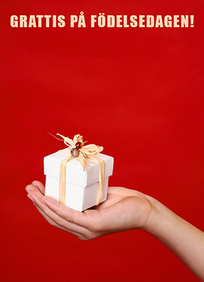 En uträckt hand med ett litet paket i handet mot en röd bakgrund och texten grattis på födelsedagen.